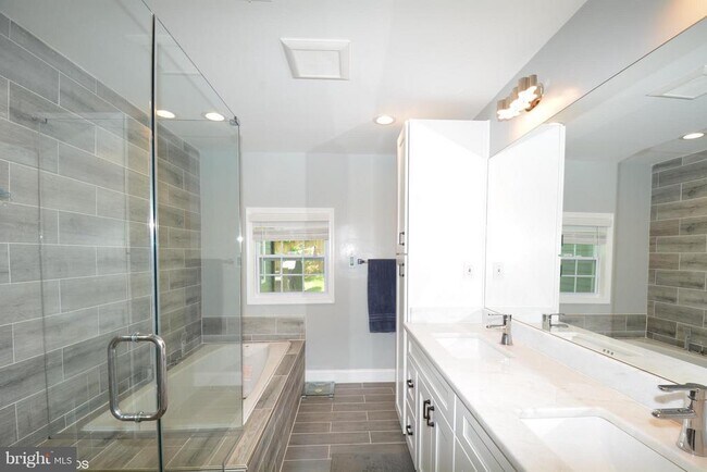 Building Photo - 6317 Everglades Dr