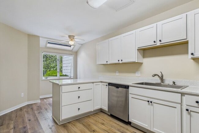 Building Photo - Charming 3-Bedroom Townhome in Sunset Woods