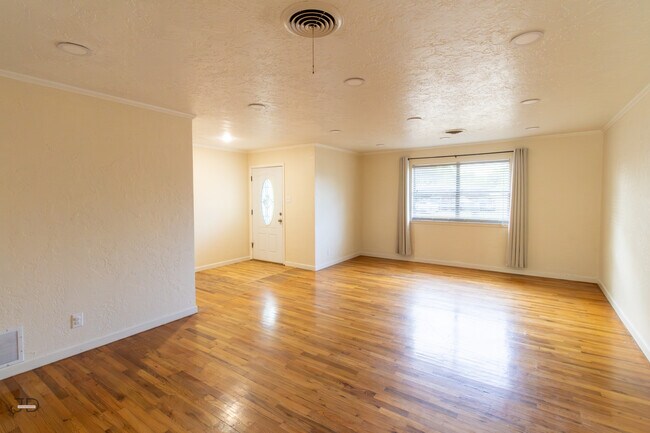 Building Photo - 1556 Singleton Ave