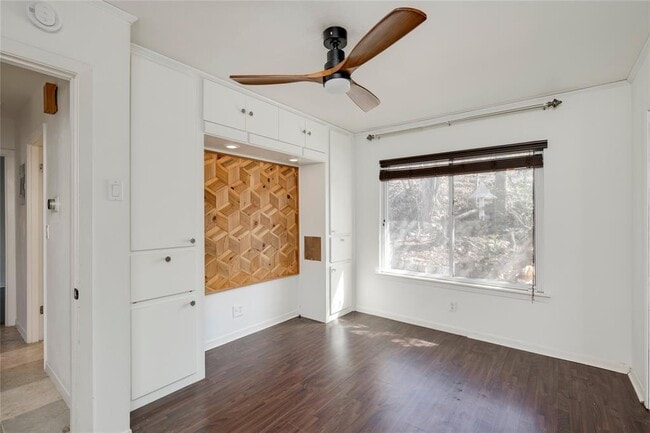 Building Photo - 2404 Barton Skyway