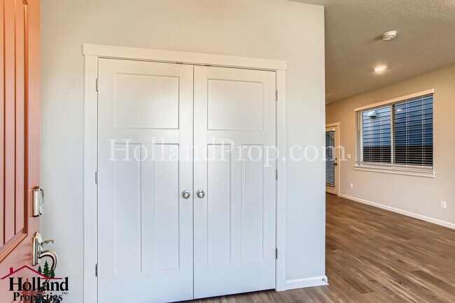 Building Photo - Gorgeous 4 Beds 2.5 Baths Single Family in...