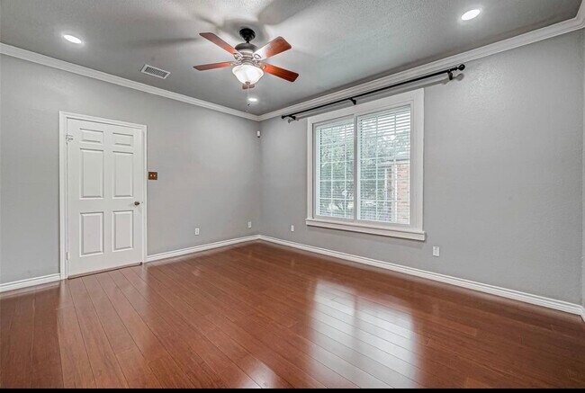 Building Photo - 2255 Braeswood Park Dr