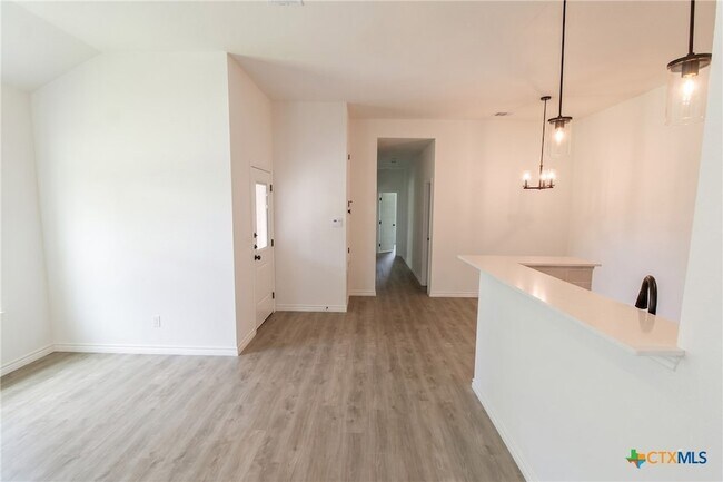 Building Photo - 921 Ashwood Dr