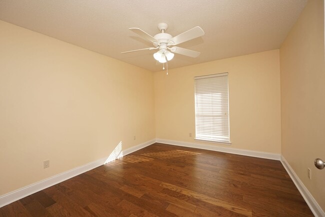 Building Photo - Shalimar Location