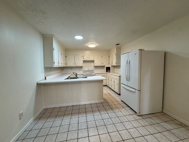 Building Photo - 2 bedroom 1 bathroom in Fair Play