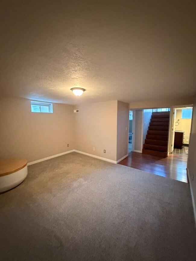 Building Photo - Gorgeous Home in Bountiful!