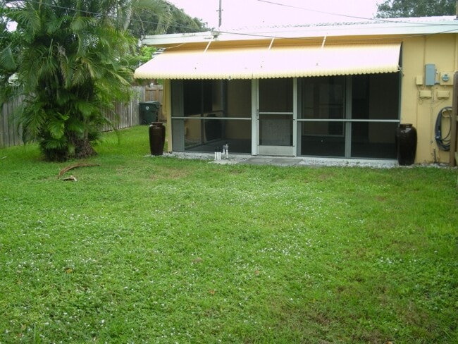 Building Photo - 2419 NE 2nd Ave