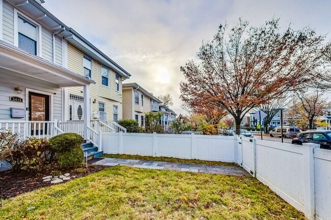 Building Photo - Beautiful TH - 4 bedroom + 3.5 BA - 7 mo -...