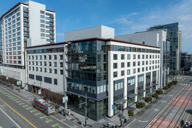 Building Photo - 250 King St