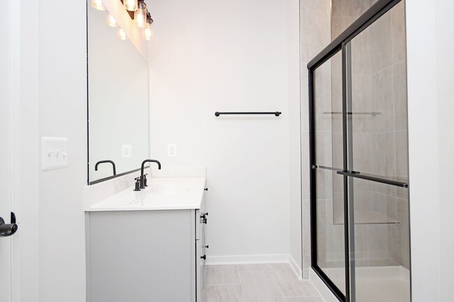 Building Photo - Spacious Brookhill Commons Townhouse (Appl...