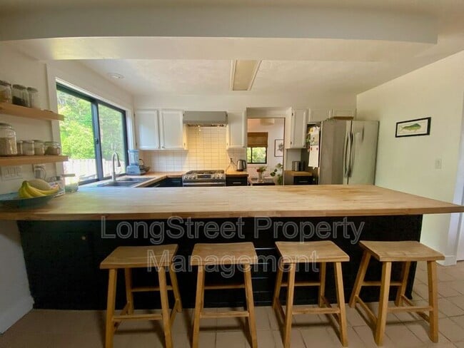Building Photo - 1011 NW Fernwood Pl