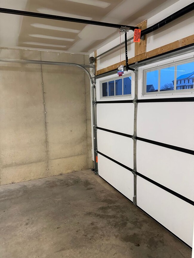 Building Photo - Beautiful Townhouse Available in York