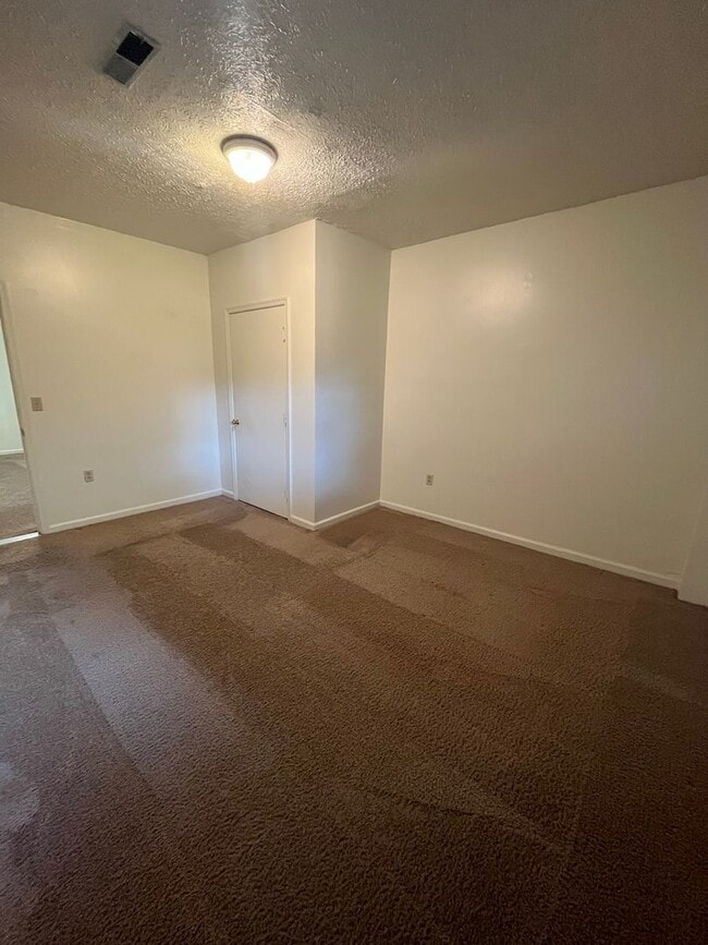 Building Photo - 4 Bedroom 2 Bath Single Family Home