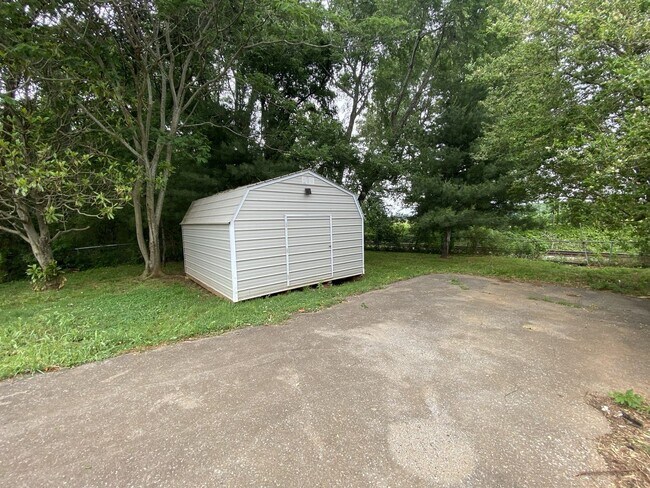 Building Photo - Four Bedroom In the Country