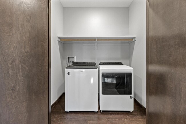 Building Photo - End Unit Townhome Just Blocks Away From Do...