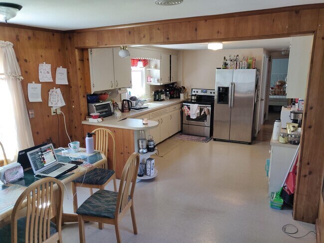 Building Photo - 4-Bedroom Home for Rent in the Heart of Si...