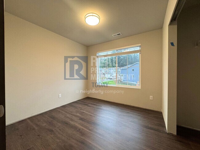 Building Photo - Stunning 5 Bedroom! Great Location!