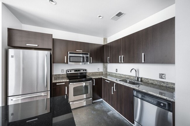 Building Photo - Awesome 1BE/1BA Condo in the Gulch w/2-res...