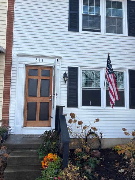 Front Door - 314 W 12th St