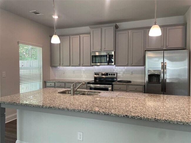 Building Photo - 560 Vandenburg Dr