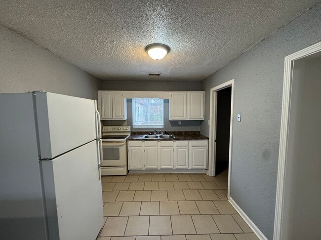 Building Photo - 2238-2240 Barnor Dr