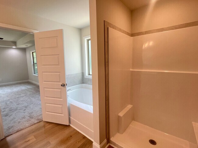 Building Photo - Beautifully Done & Brand New 4BD/2.5 Home in Jones Co.