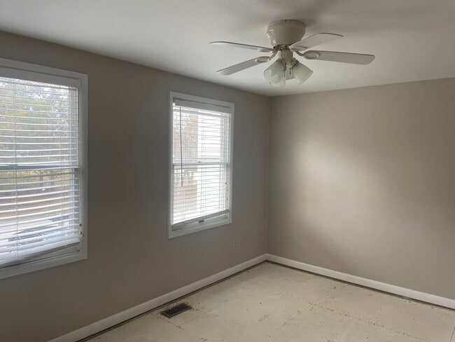 Building Photo - W Knox Townhouse 2BR/1.5BA + Basement