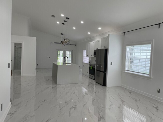 Building Photo - 6264 Lansdowne Cir