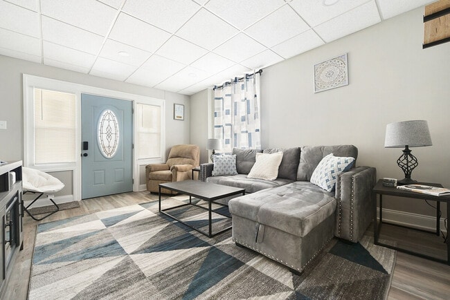 Building Photo - 444 Oneida St