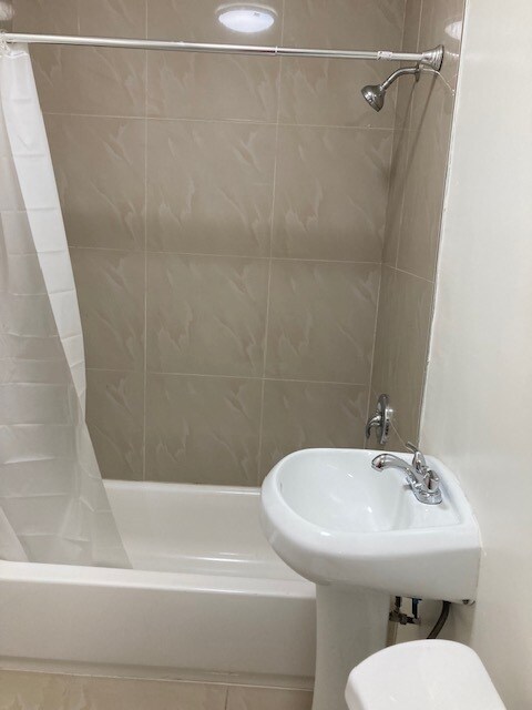 bathroom - 947 E 2nd St