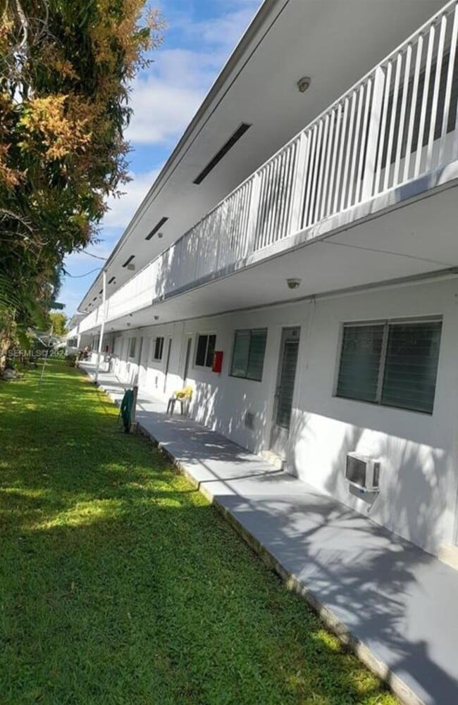 Building Photo - 2000 NE 51st Ct