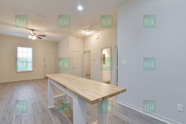 Building Photo - $1515! Beautiful Corner lot home in Fort Worth! Available 5/16!