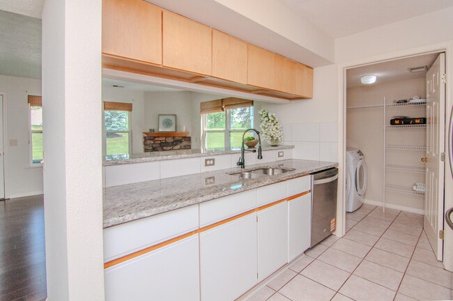 Building Photo - 1704 Weatherstone Dr