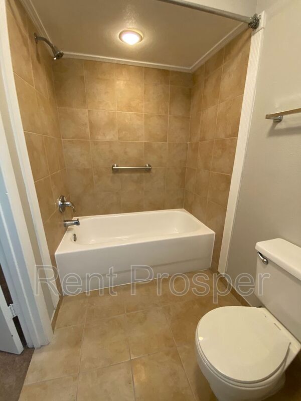 Building Photo - 304 Cherokee Ct