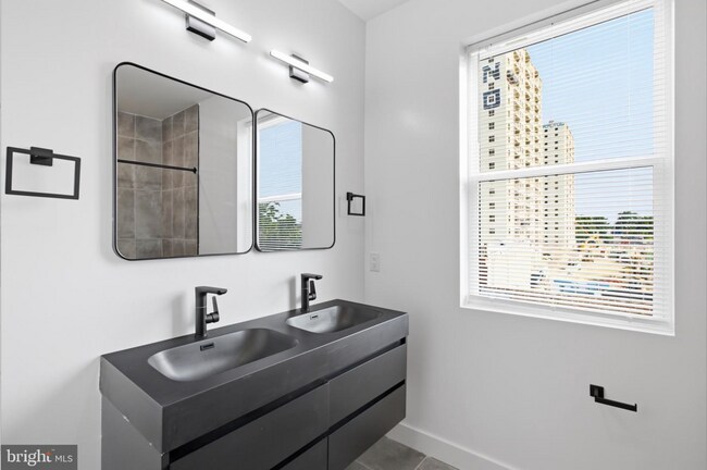 Building Photo - 1027 W Arizona St