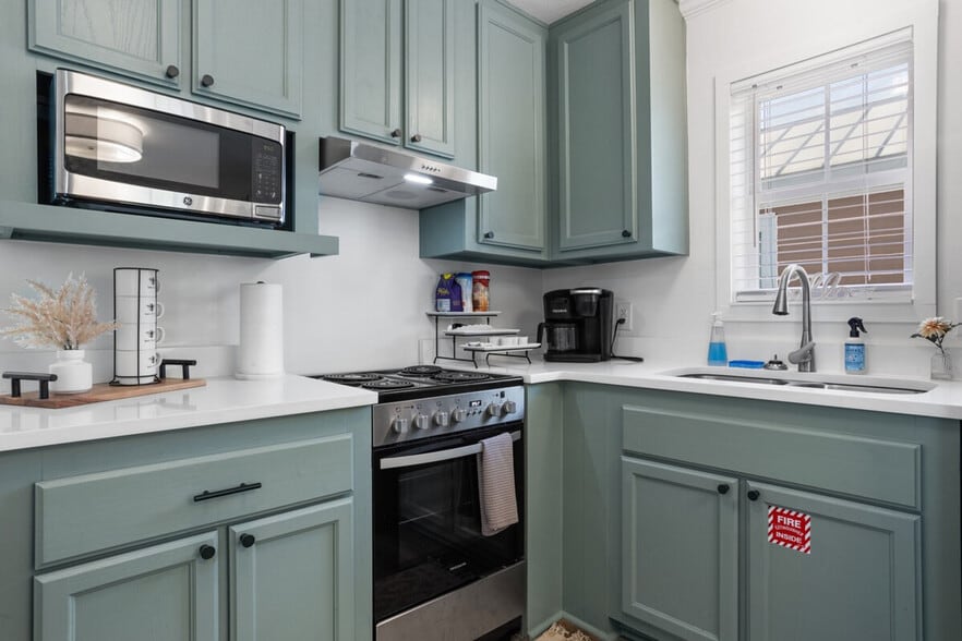 Building Photo - 1911 Government St