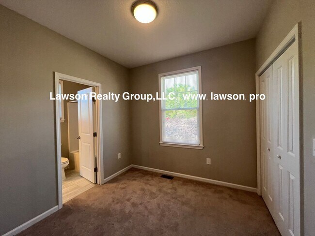 Building Photo - Upscale Three Bedroom in Colonial Green with Garage