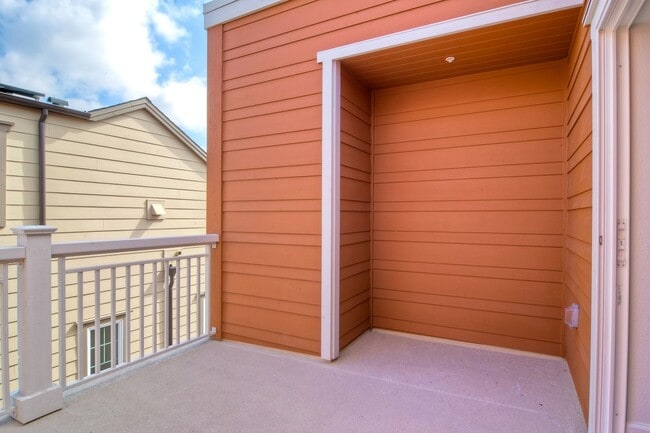 Building Photo - 3 Bedroom Townhome at Bayside Cove!