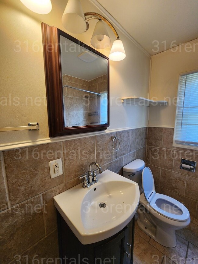 Building Photo - $950 - 3 bedroom / 1 bathroom - Single Fam...