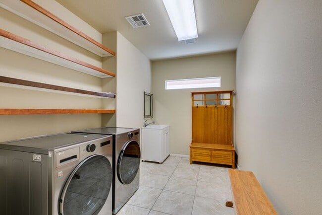 Building Photo - Bright & Spacious 5-Bedroom Home with 3-Car Garage in 89141