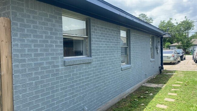 Building Photo - 2116 Thonig Rd