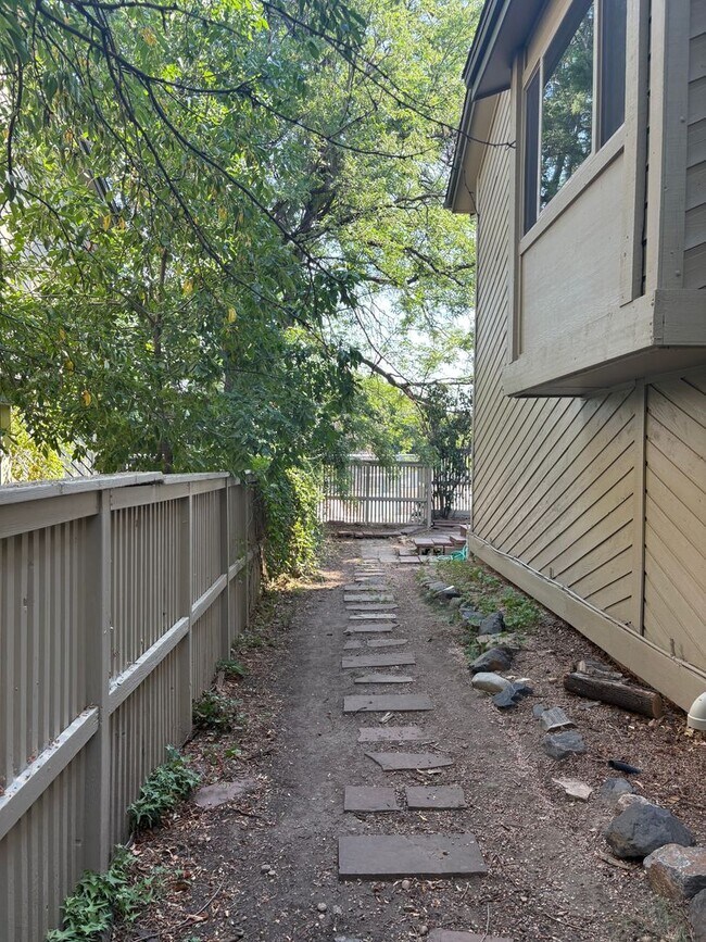 Building Photo - 4 Bed 3.5 Bath Wonderland Hill Townhouse