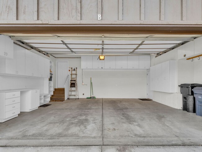 Building Photo - End-Unit Townhome in Cove Canyon