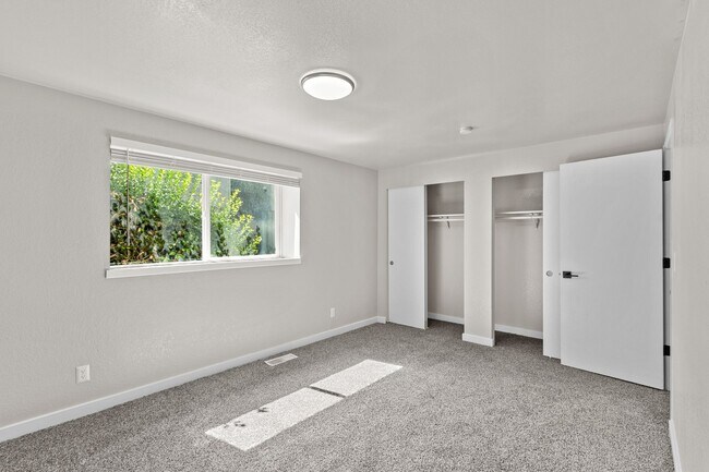 Building Photo - One of the largest 2 bedrooms in the area with 1.5 bathrooms and 1100 square feet plus your own l...