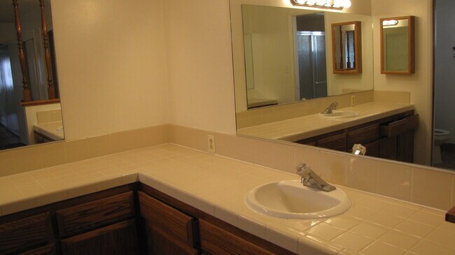 Building Photo - Home in South West Bakersfield Large Lot