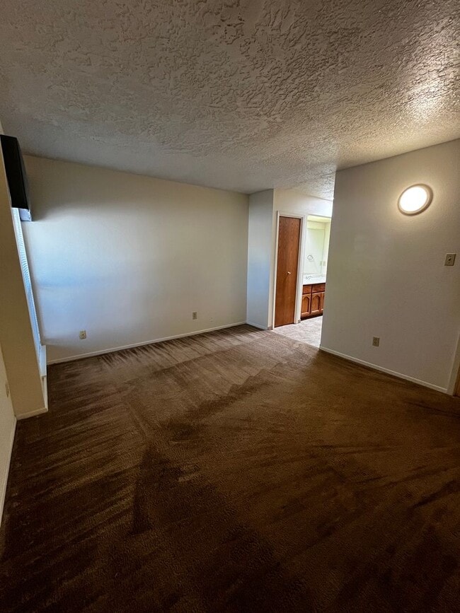 Building Photo - Spacious 3 bedroom 2 bath Home