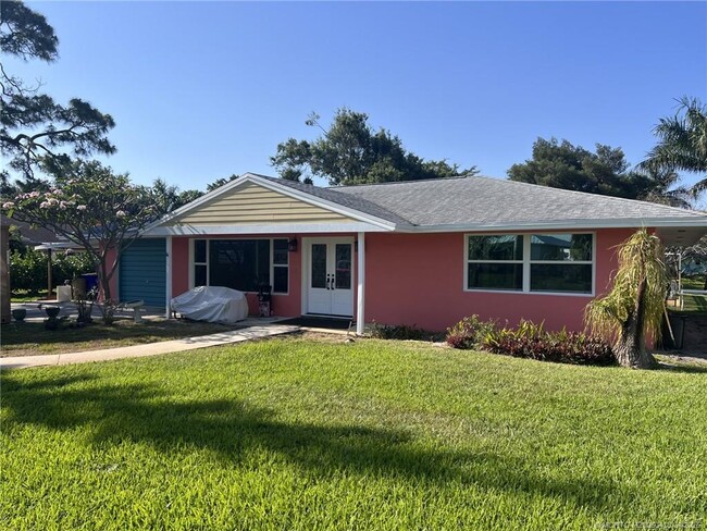 Primary Photo - 652 NW Sunset Dr