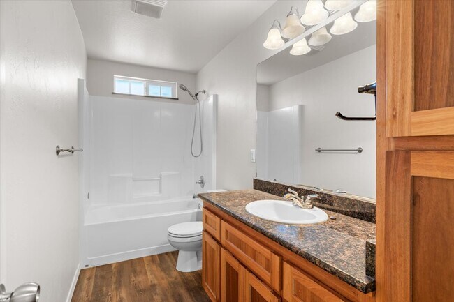 Building Photo - 2350 Finch Ln