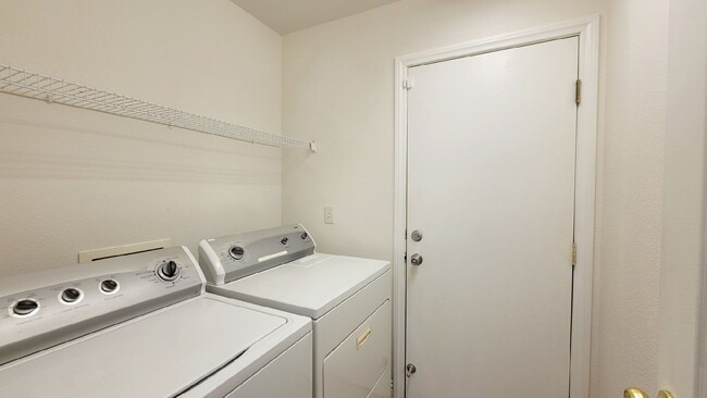 Building Photo - 167 White Butte St