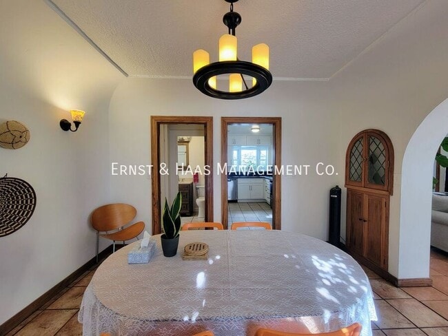 Building Photo - 1911 Cedar Ave